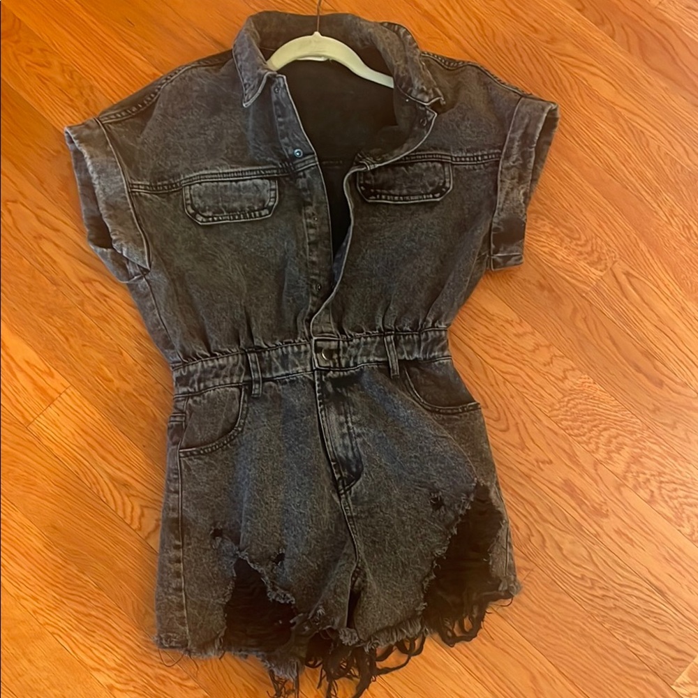Black Short-Sleeve Jean Jumpsuit with‎ Distressed Hem - Picture 4 of 7